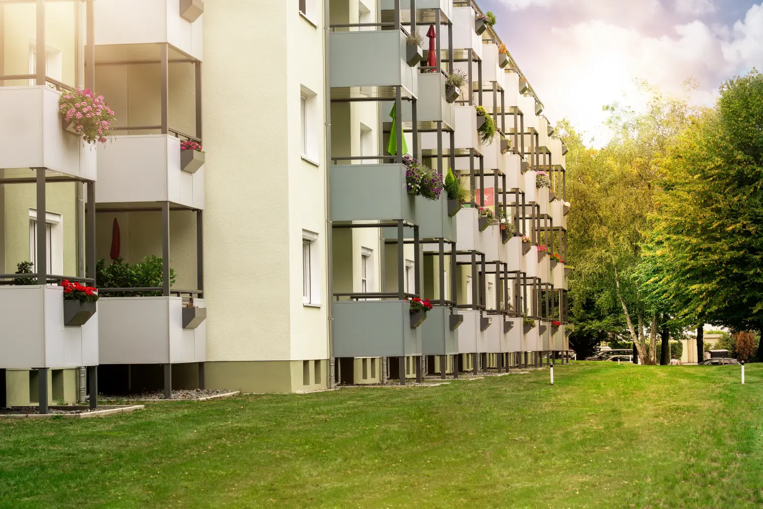 Paderborn district, Hövelhof, Schloss Neuhaus, Elsen, Bad Lippspringe, Altenbeken, Lichtenau, Bad Wünnenberg, Büren, Borchen, Salzkotten, Delbrück, Paderborn, Mehrfamilienhaus mit Balkon, Blumen, Rasenflächen und Bäumen im Vorgarten und Hintergarten.